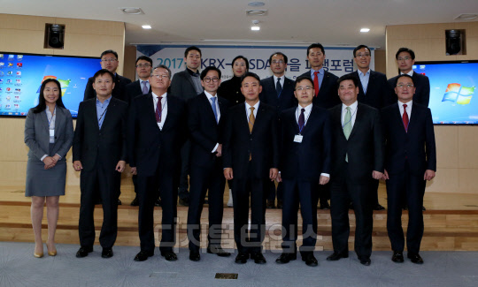 정창희 한국거래소 파생상품시장 본부장(왼쪽 다섯 번째)과 김성락 파생시장협의회 회장 (왼쪽 네 번째)이 16일 부산국제금융센터에서 열린 '가을 파생포럼'에 참석해 참석자들과 기념촬영을 하고 있다. 한국거래소 제공.